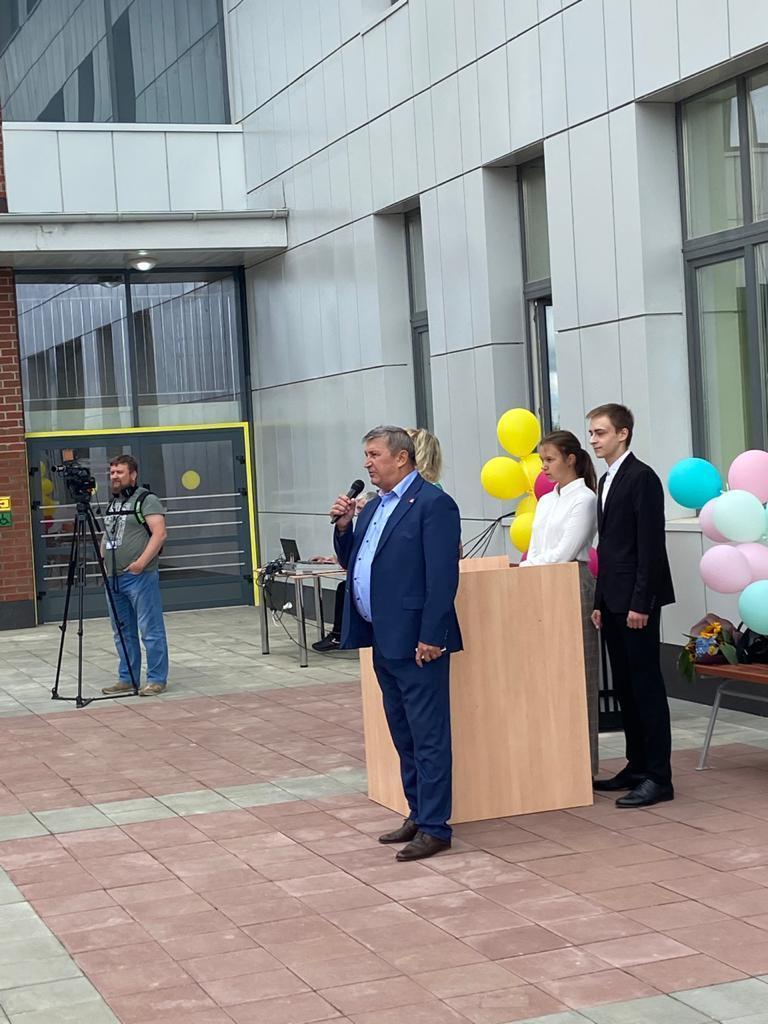 Зампред Мособлдумы Константин Черемисов поздравил школьников Волоколамска