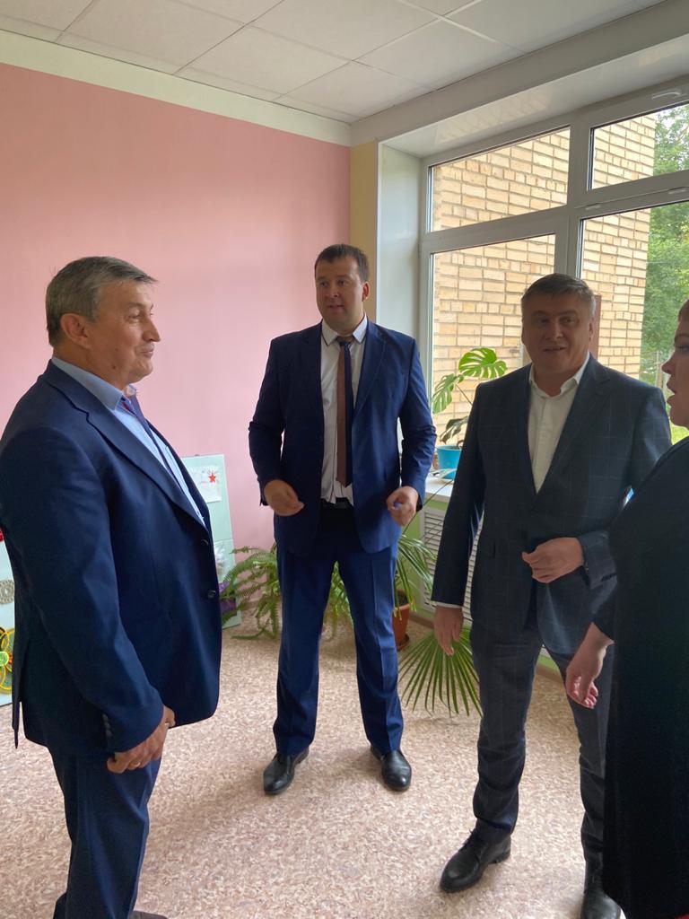 Зампред Мособлдумы Константин Черемисов поздравил школьников Волоколамска
