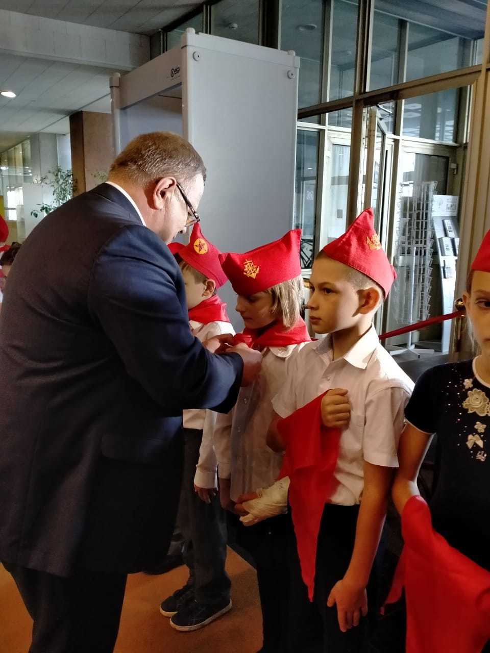 Депутат-коммунист Александр Наумов принял участие в торжественном приёме в пионеры в Горках Ленинских