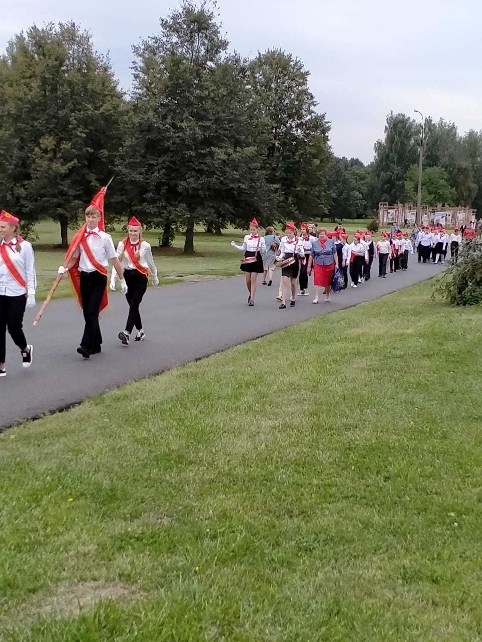 Депутат-коммунист Александр Наумов принял участие в торжественном приёме в пионеры в Горках Ленинских