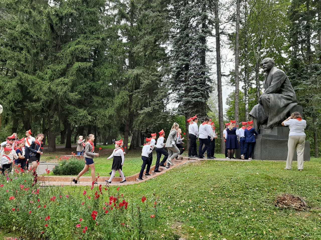 Депутат-коммунист Александр Наумов принял участие в торжественном приёме в пионеры в Горках Ленинских