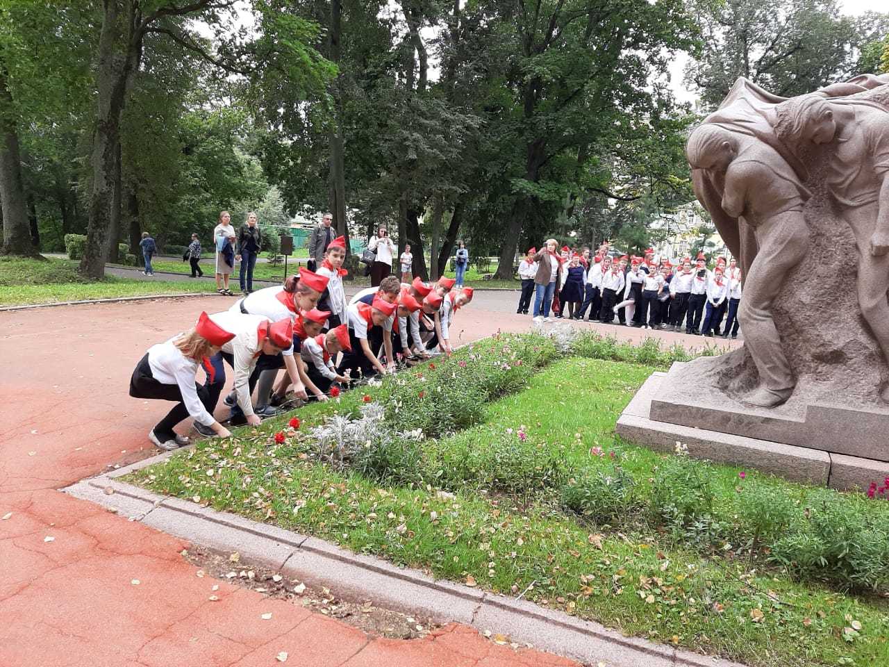 Депутат-коммунист Александр Наумов принял участие в торжественном приёме в пионеры в Горках Ленинских