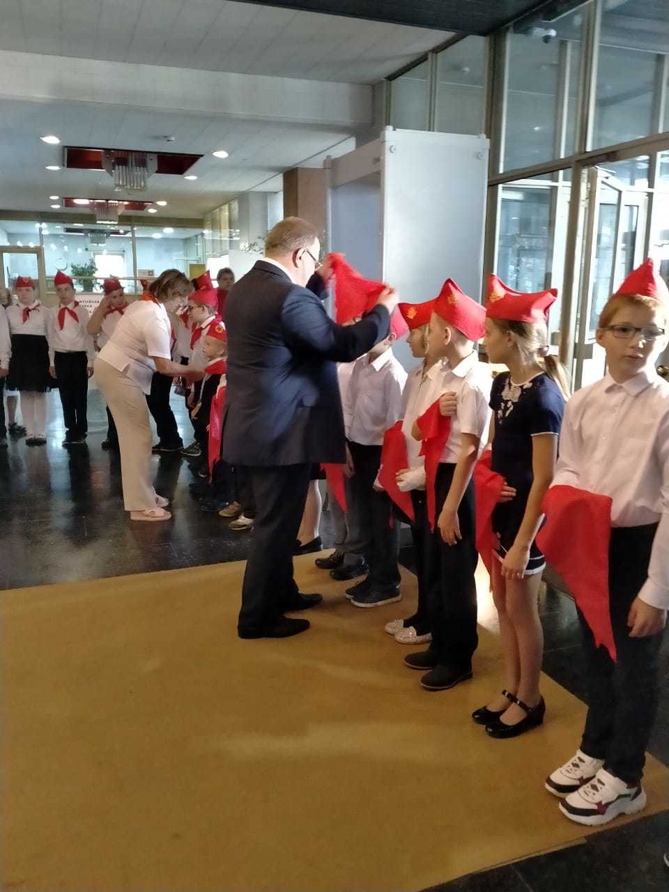 Депутат-коммунист Александр Наумов принял участие в торжественном приёме в пионеры в Горках Ленинских