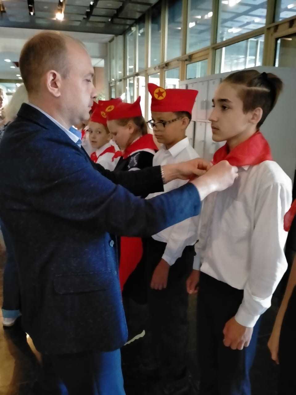 Депутат-коммунист Александр Наумов принял участие в торжественном приёме в пионеры в Горках Ленинских