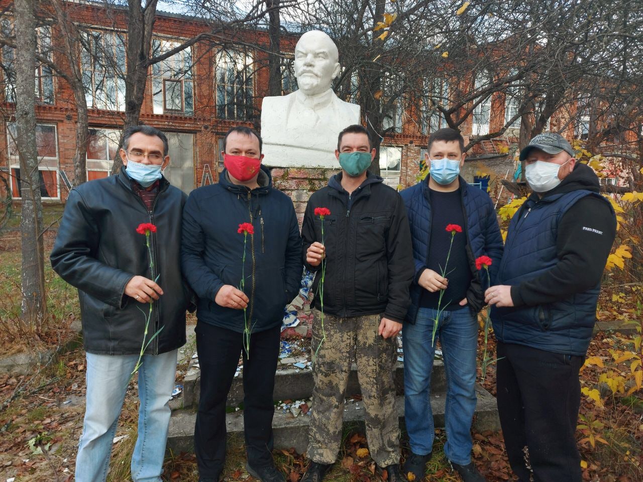 Коммунисты г.о. Орехово-Зуево отметили день Великого Октября возложив цветы к памятнику В.И. Ленина
