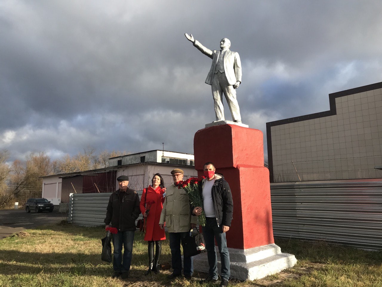Коммунисты г.о. Орехово-Зуево отметили день Великого Октября возложив цветы к памятнику В.И. Ленина
