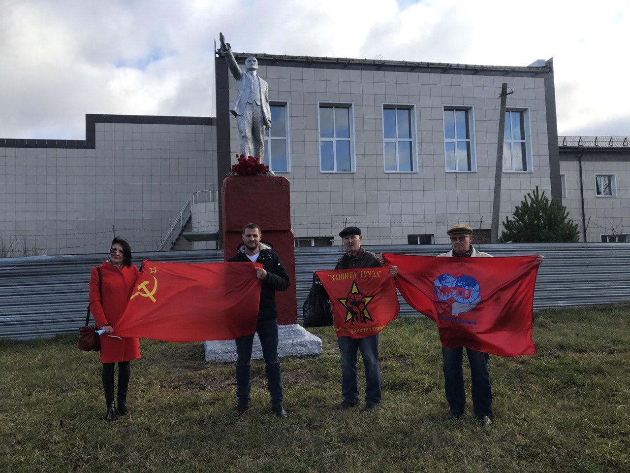 Коммунисты г.о. Орехово-Зуево отметили день Великого Октября возложив цветы к памятнику В.И. Ленина