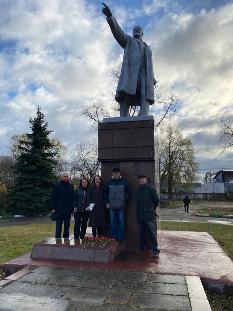 Коммунисты г.о. Орехово-Зуево отметили день Великого Октября возложив цветы к памятнику В.И. Ленина