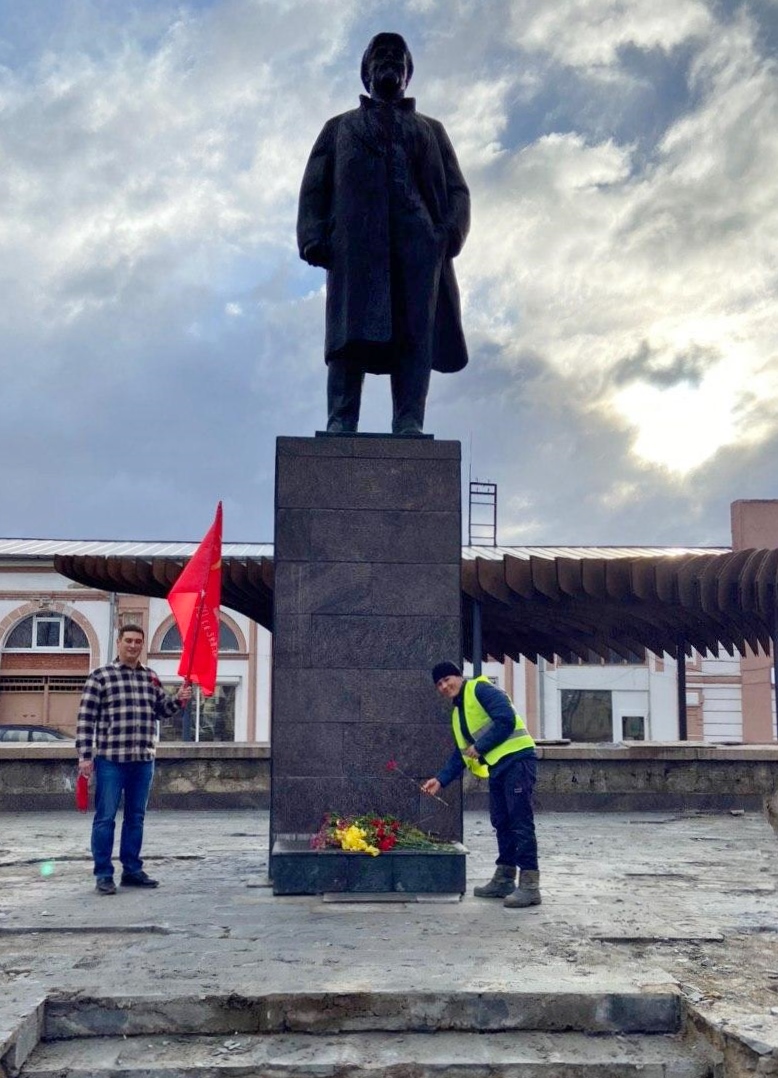 Братство рабочих — и никаких прочих!