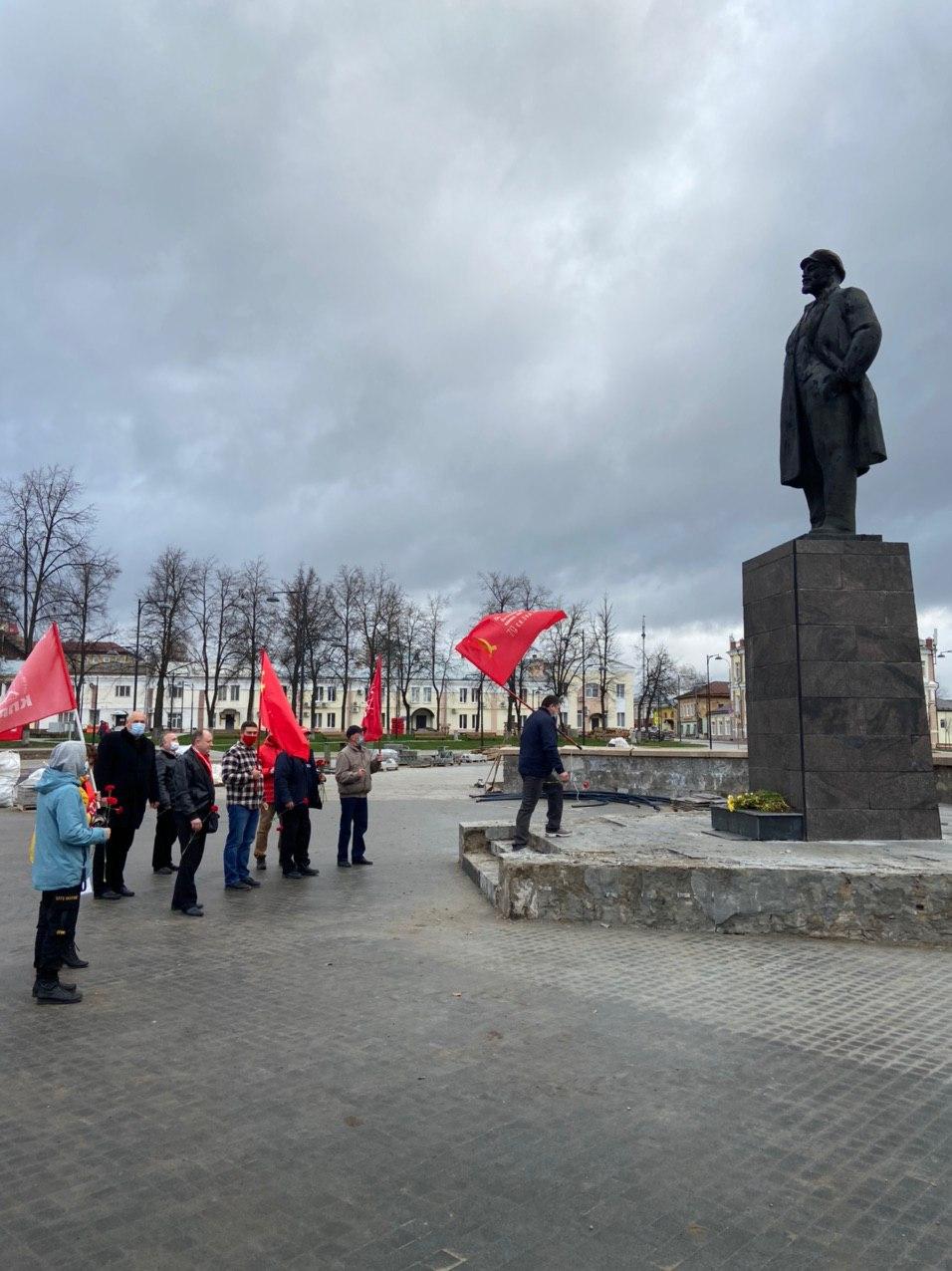 Братство рабочих — и никаких прочих!