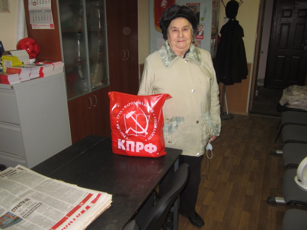 В Ленинском г.о. коммунисты вручили юбилярам «детям войны» продуктовые наборы