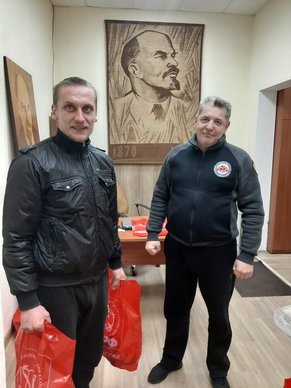 Раздача гуманитарной помощи