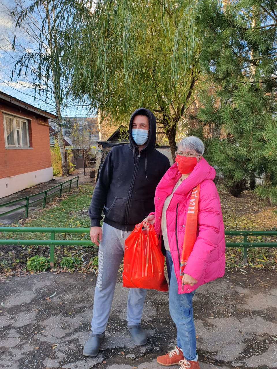 Подольские коммунисты продолжают помогать многодетным семьям и детям войны