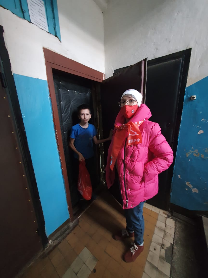Подольские коммунисты продолжают помогать многодетным семьям и детям войны