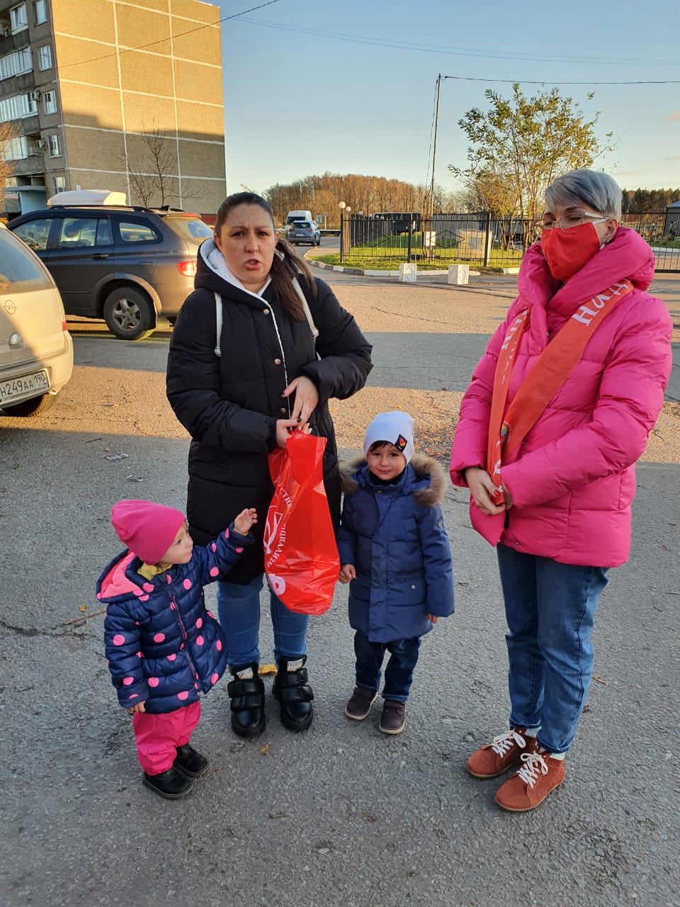 Подольские коммунисты продолжают помогать многодетным семьям и детям войны