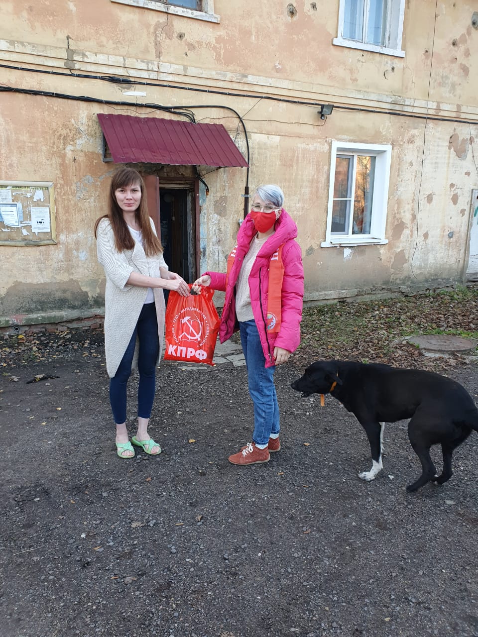 Подольские коммунисты продолжают помогать многодетным семьям и детям войны