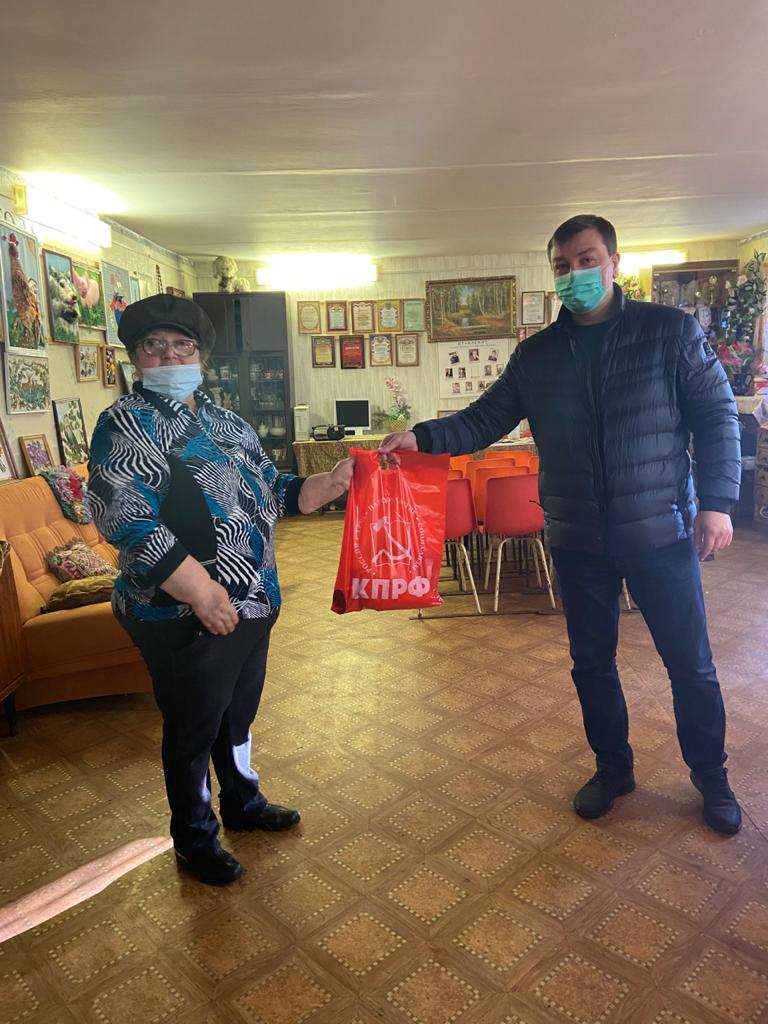Подольские коммунисты продолжают помогать многодетным семьям и детям войны