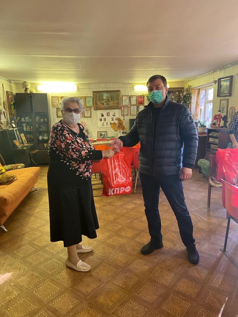 Подольские коммунисты продолжают помогать многодетным семьям и детям войны
