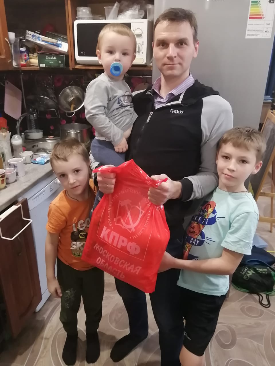 Коломенские коммунисты оказывают помощь