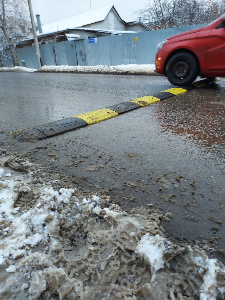 Коммунисты помогли жителям установить лежачих полицейских