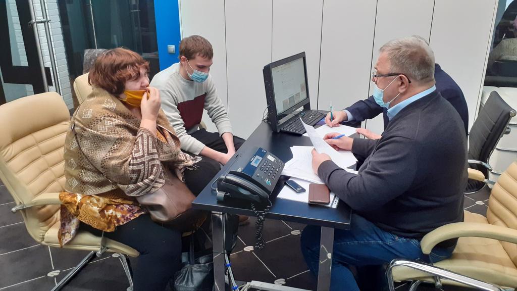Депутат-коммунист Александр Наумов провел прием граждан в Ступино и наградил волонтеров