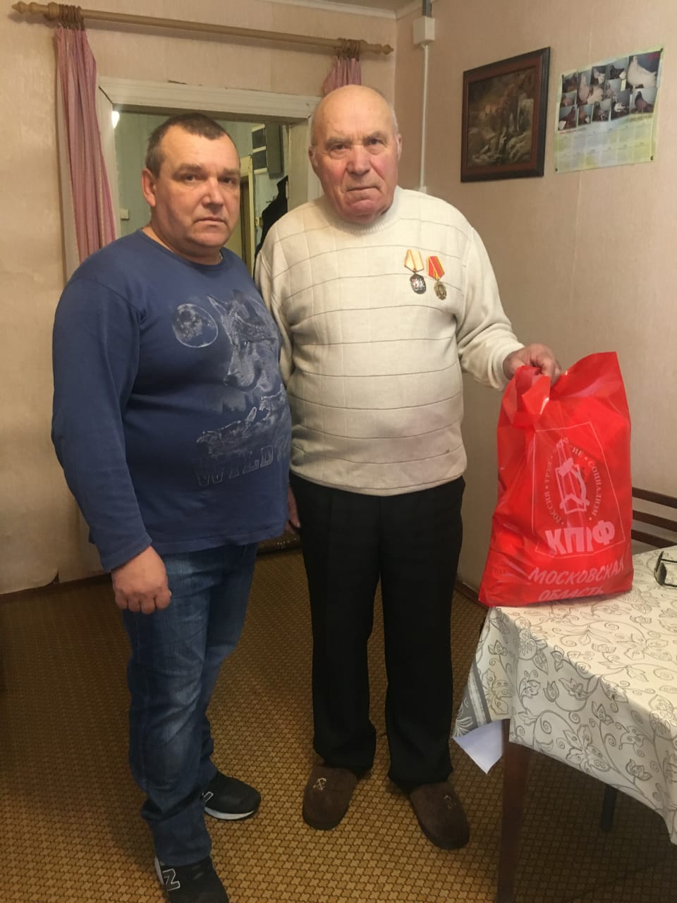 Рузское отделение КПРФ раздает гуманитарную помощь