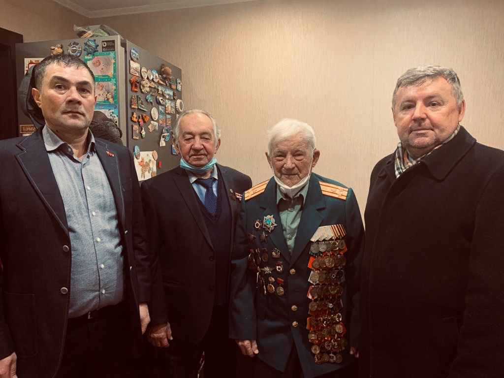 Коммунисты Королёва поздравили ветерана - участника битвы под Москвой