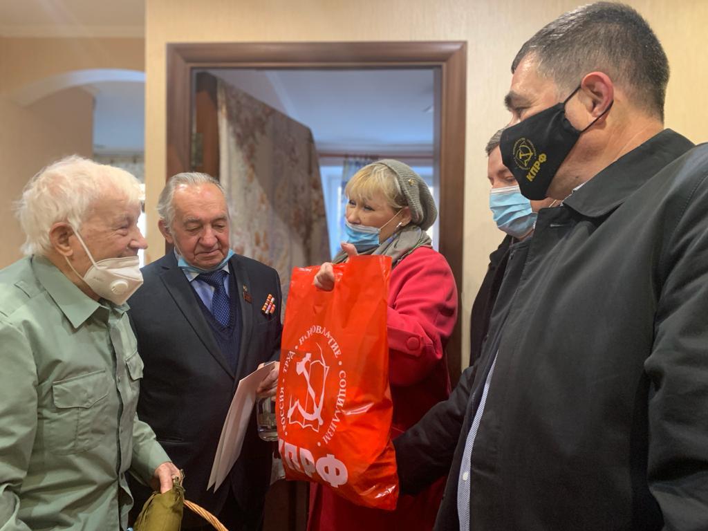 Коммунисты Королёва поздравили ветерана - участника битвы под Москвой