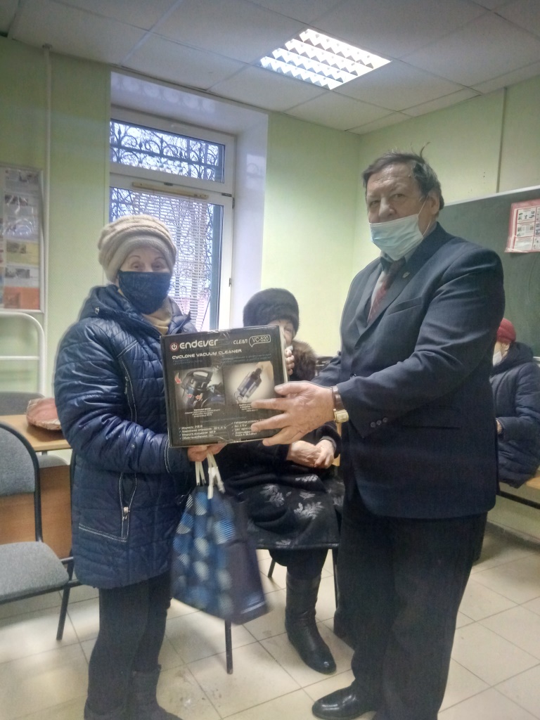 Коммунисты Каширы вручили подарки ветеранам