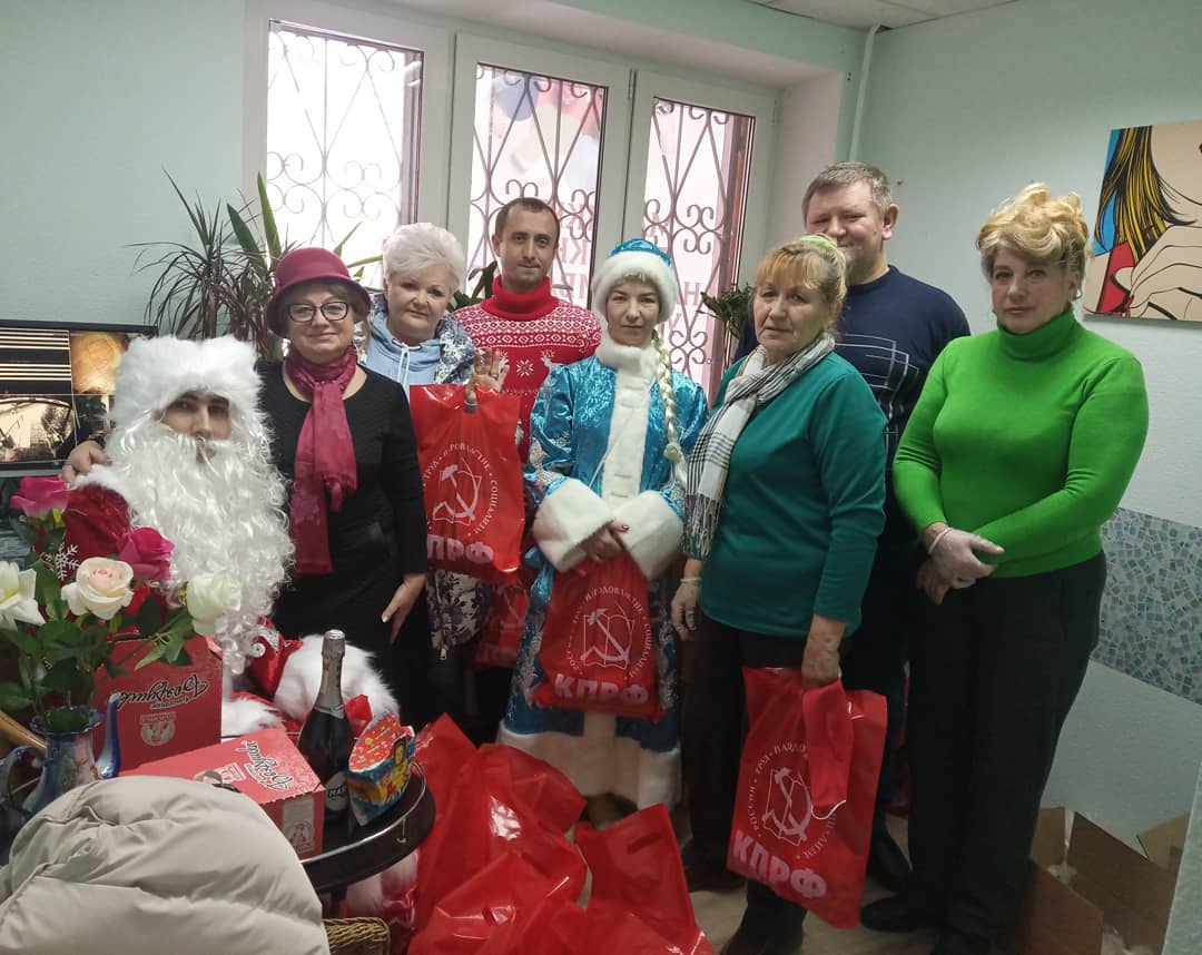Лосино-Петровские коммунисты вручили новогодние подарки