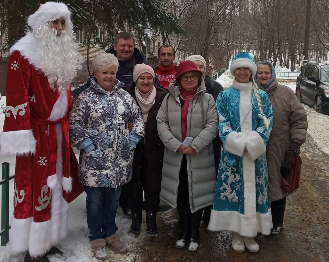 Лосино-Петровские коммунисты вручили новогодние подарки