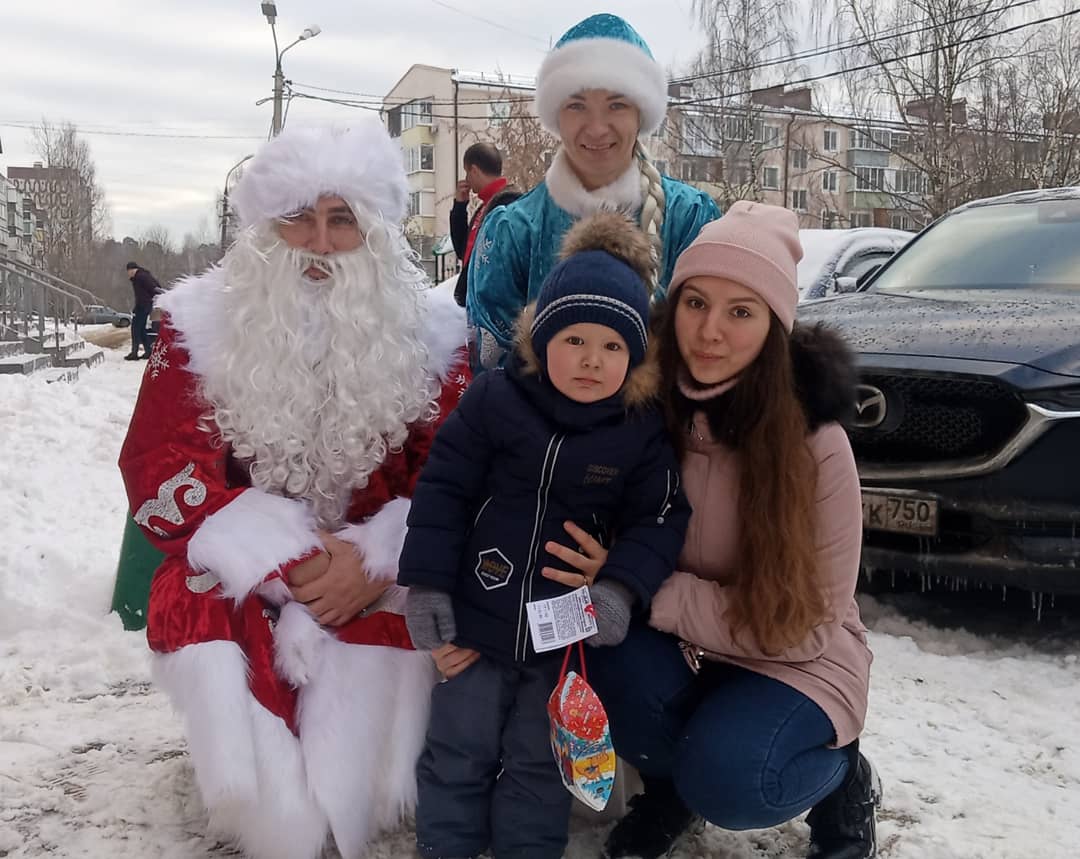 Лосино-Петровские коммунисты вручили новогодние подарки