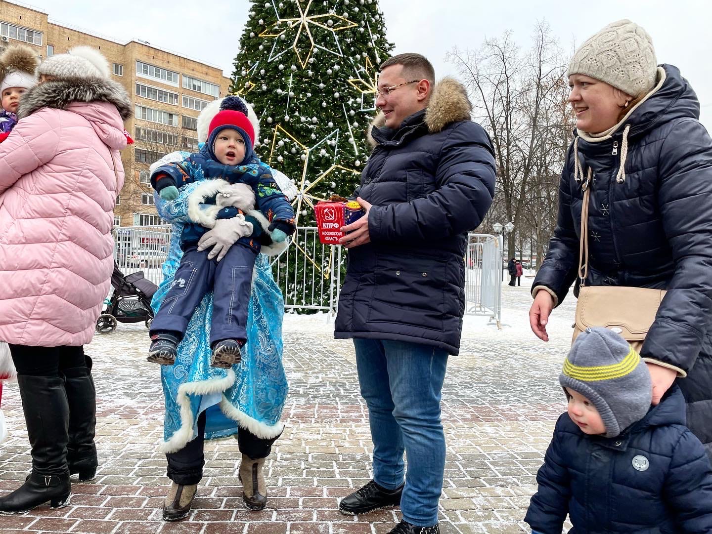 В Балашихе настоящая новогодняя сказка с красными оттенками!
