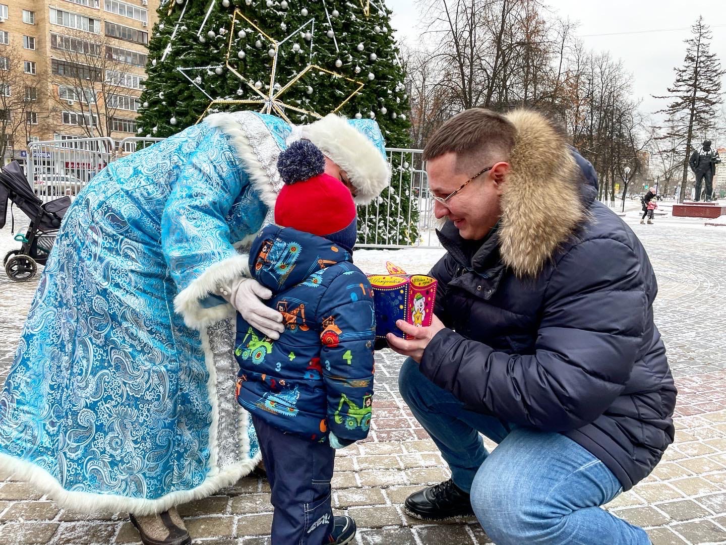 В Балашихе настоящая новогодняя сказка с красными оттенками!