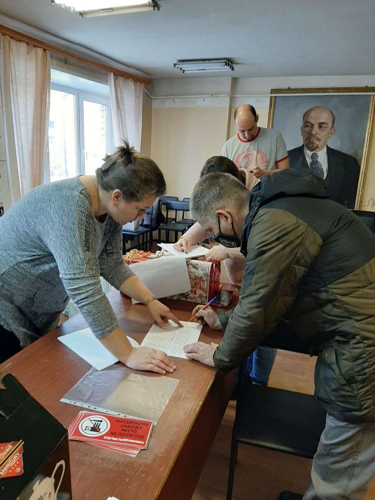Подольские коммунисты поздравили детей с Новым годом