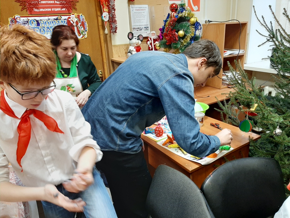 Подольские коммунисты поздравили детей с Новым годом