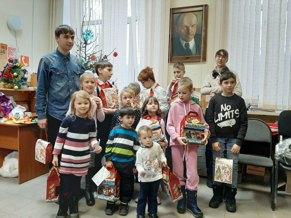 Подольские коммунисты поздравили детей с Новым годом