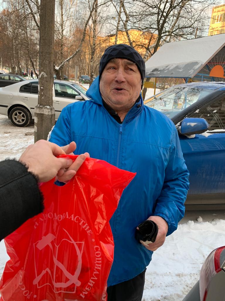 Коммунисты Лобни раздают подарки к Новому году