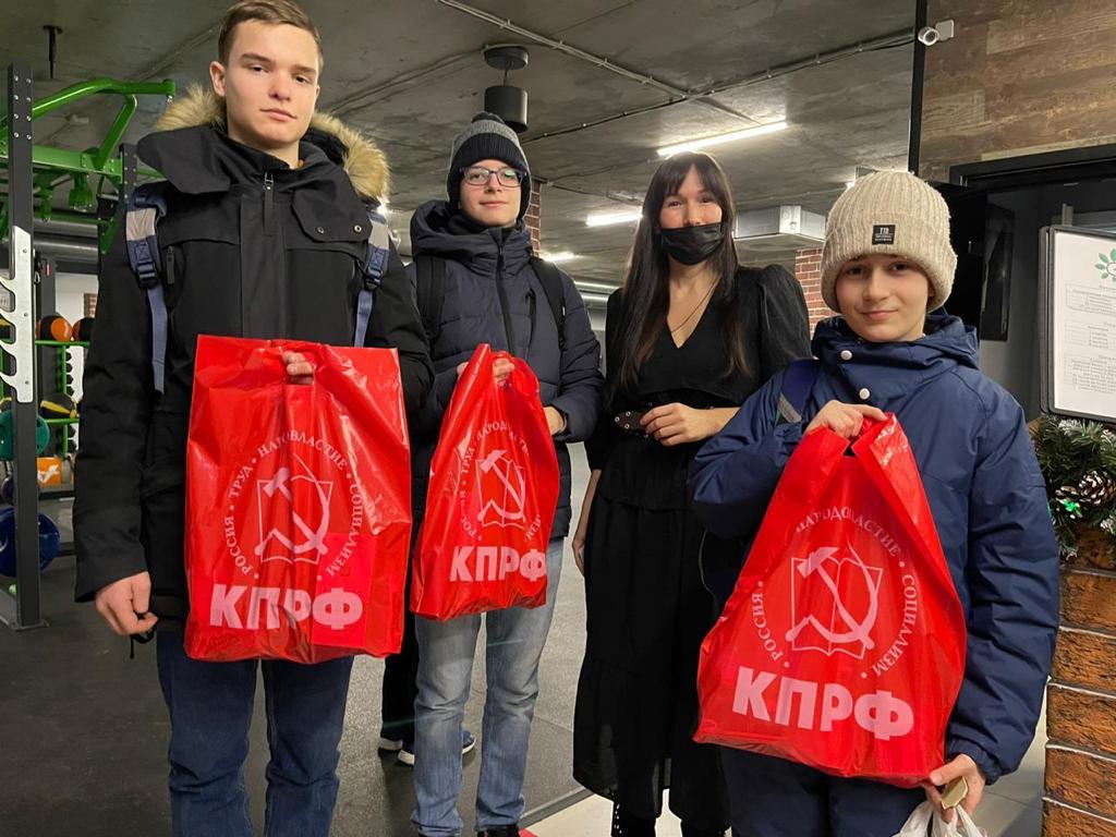 Коммунисты Лобни раздают подарки к Новому году