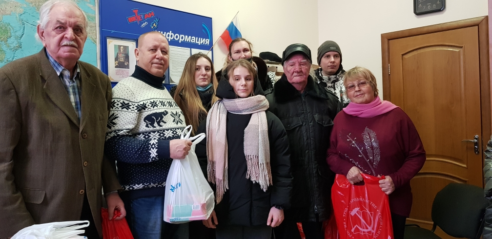 Коммунисты Лобни раздают подарки к Новому году