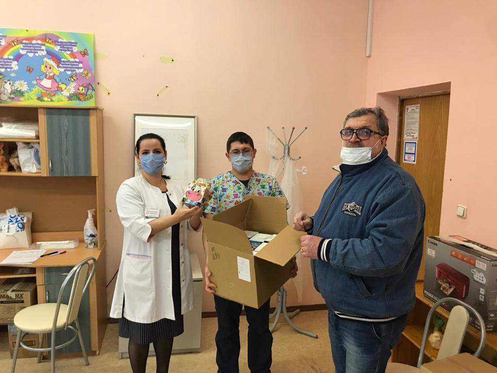 Коммунисты Лобни раздают подарки к Новому году