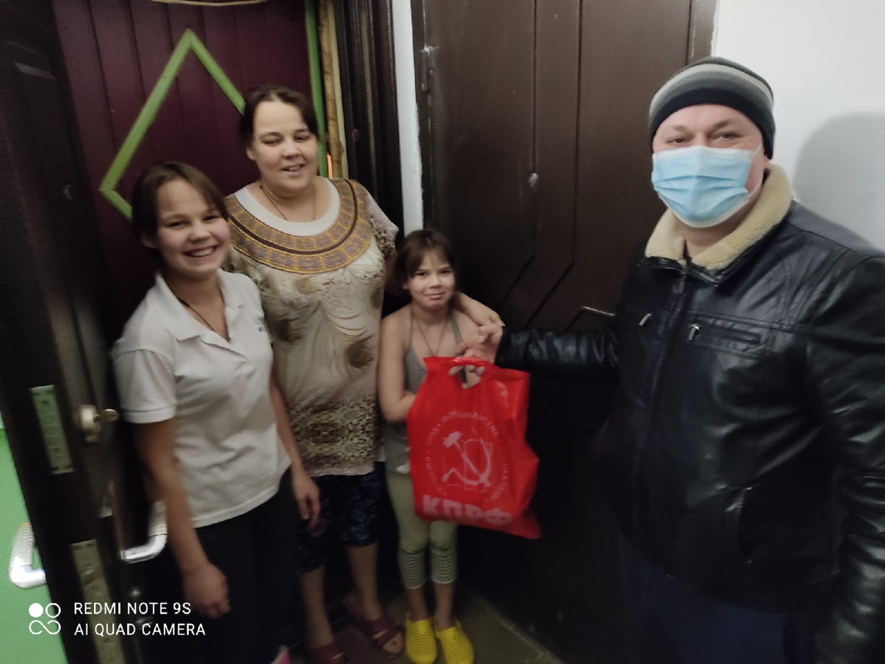 Орехово-Зуевские коммунисты поздравили односельчан с Новым годом
