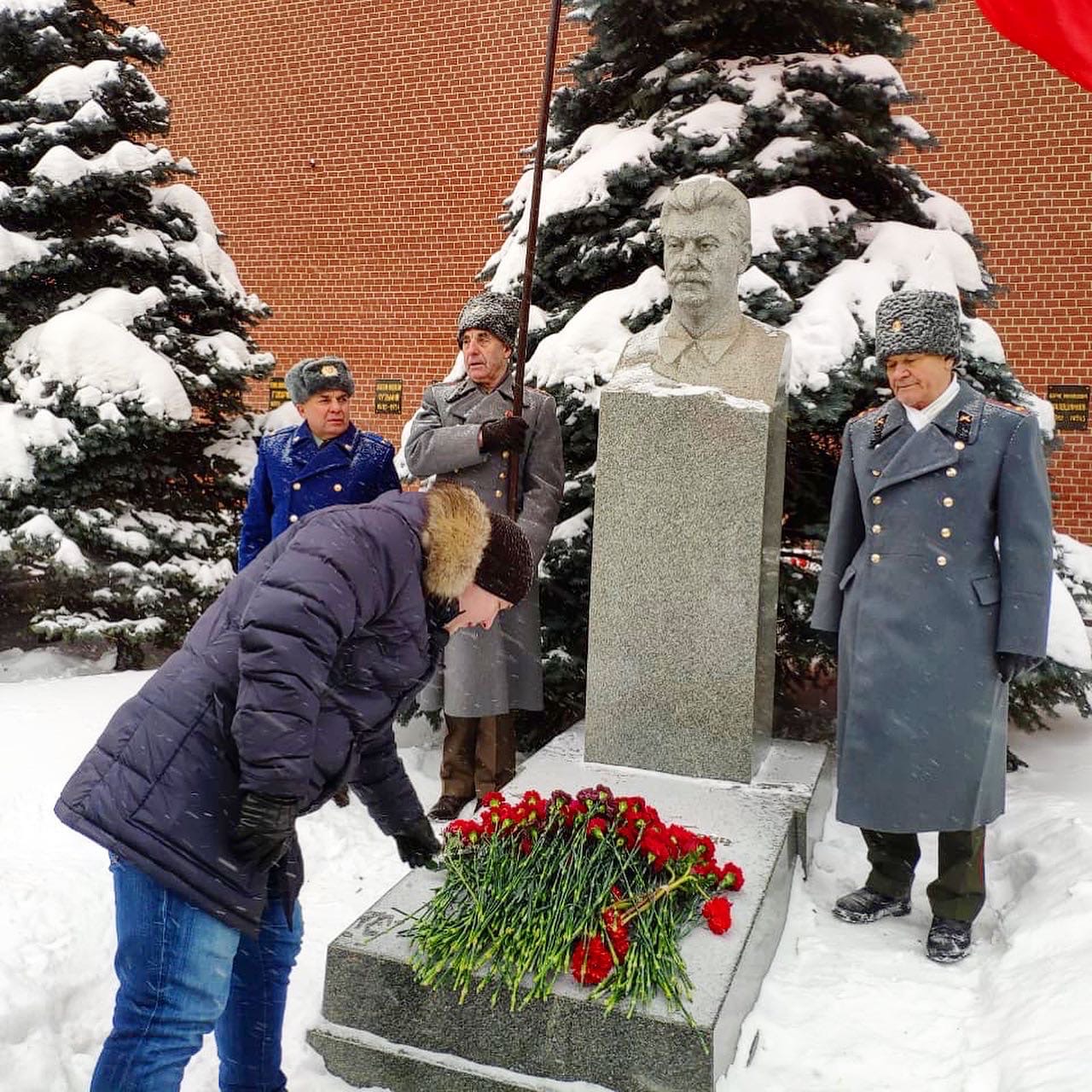 Память о Ленине передадим из поколения в поколение!