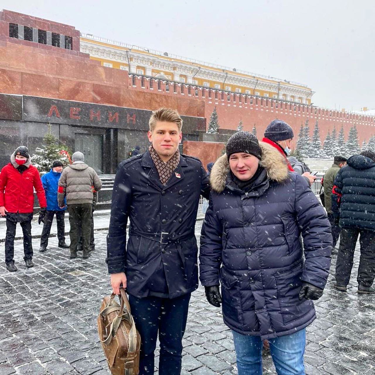 Память о Ленине передадим из поколения в поколение!