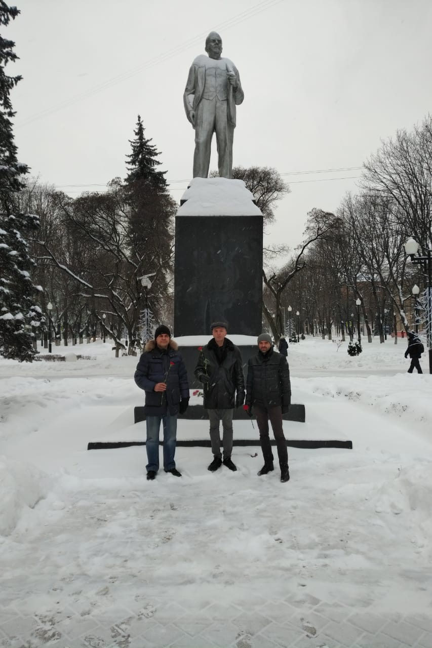 Память о Ленине передадим из поколения в поколение!