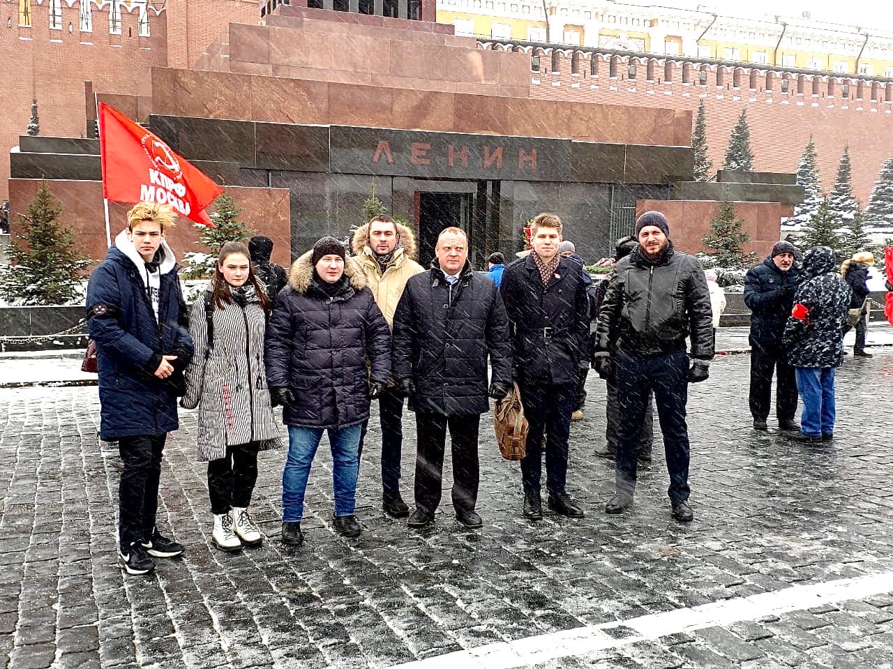 Память о Ленине передадим из поколения в поколение!