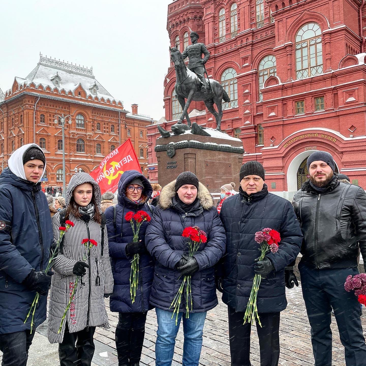 Память о Ленине передадим из поколения в поколение!