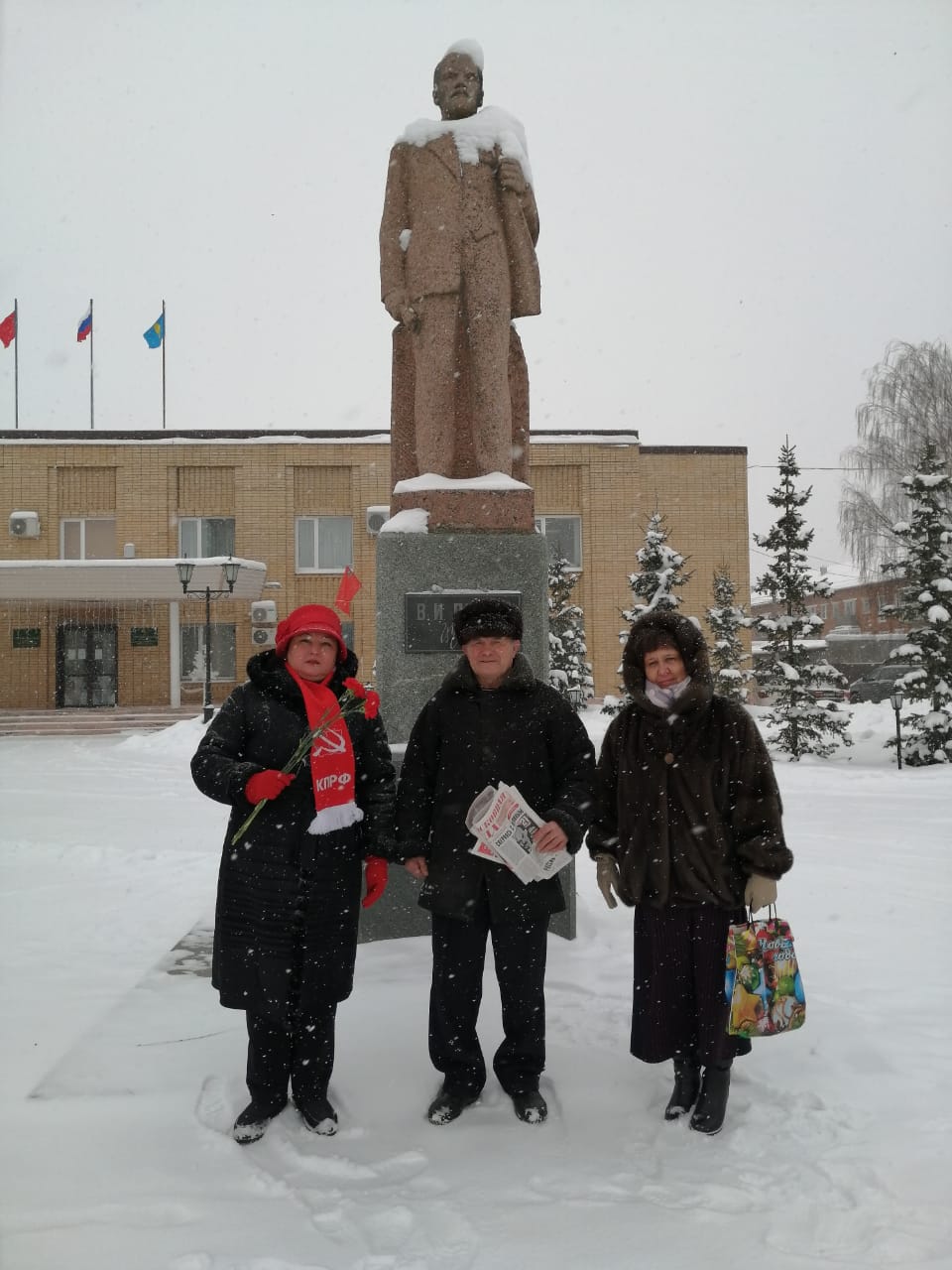 Ленин и теперь живее всех живых