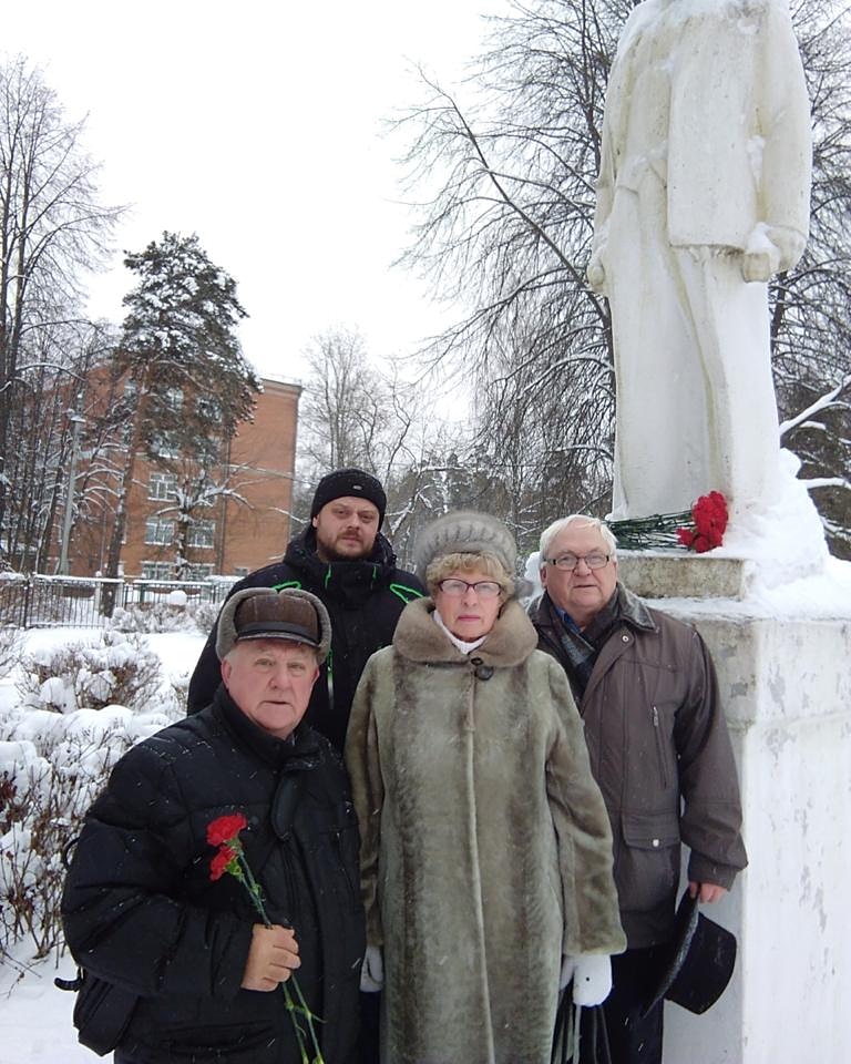 Ленин жил, Ленин жив, Ленин будет жить!