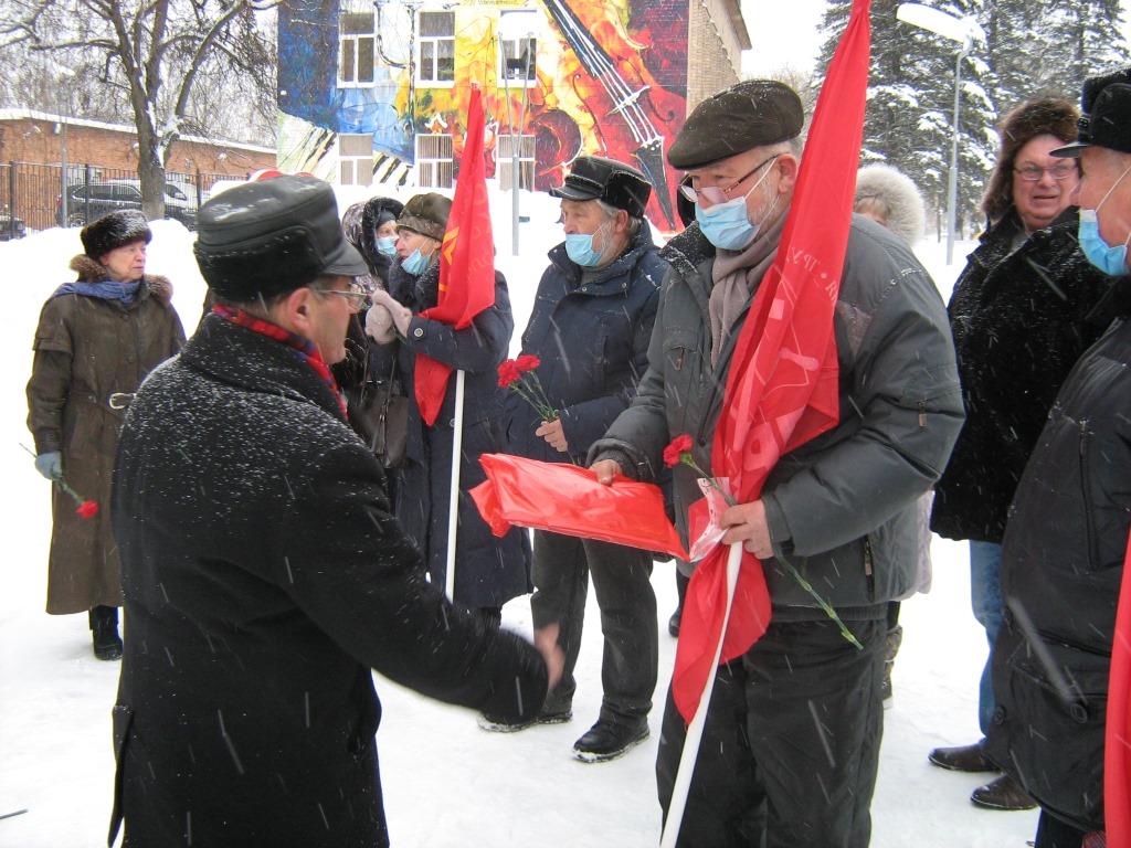 В Можайске возложили цветы к памятнику В.И. Ленина